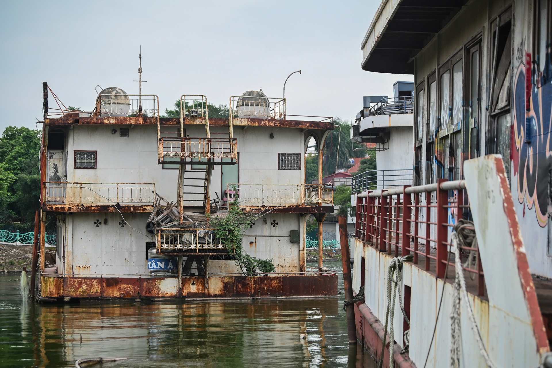 Nghia dia du thuyen o Ha Noi anh 2