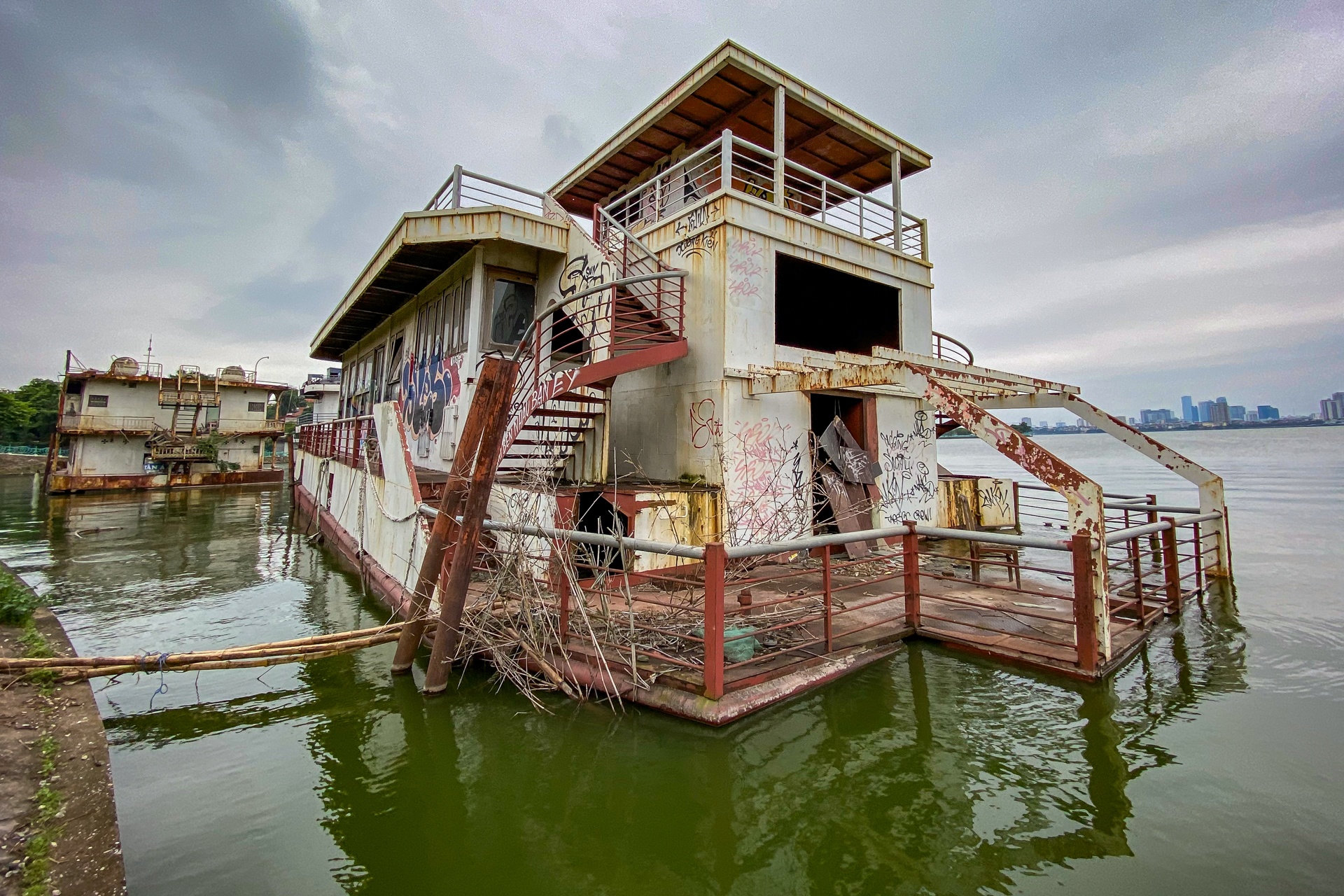 Nghia dia du thuyen o Ha Noi anh 4