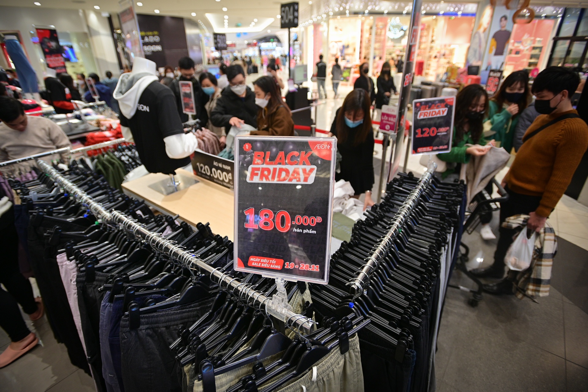 Mua sam do giam gia dip Black Friday anh 2