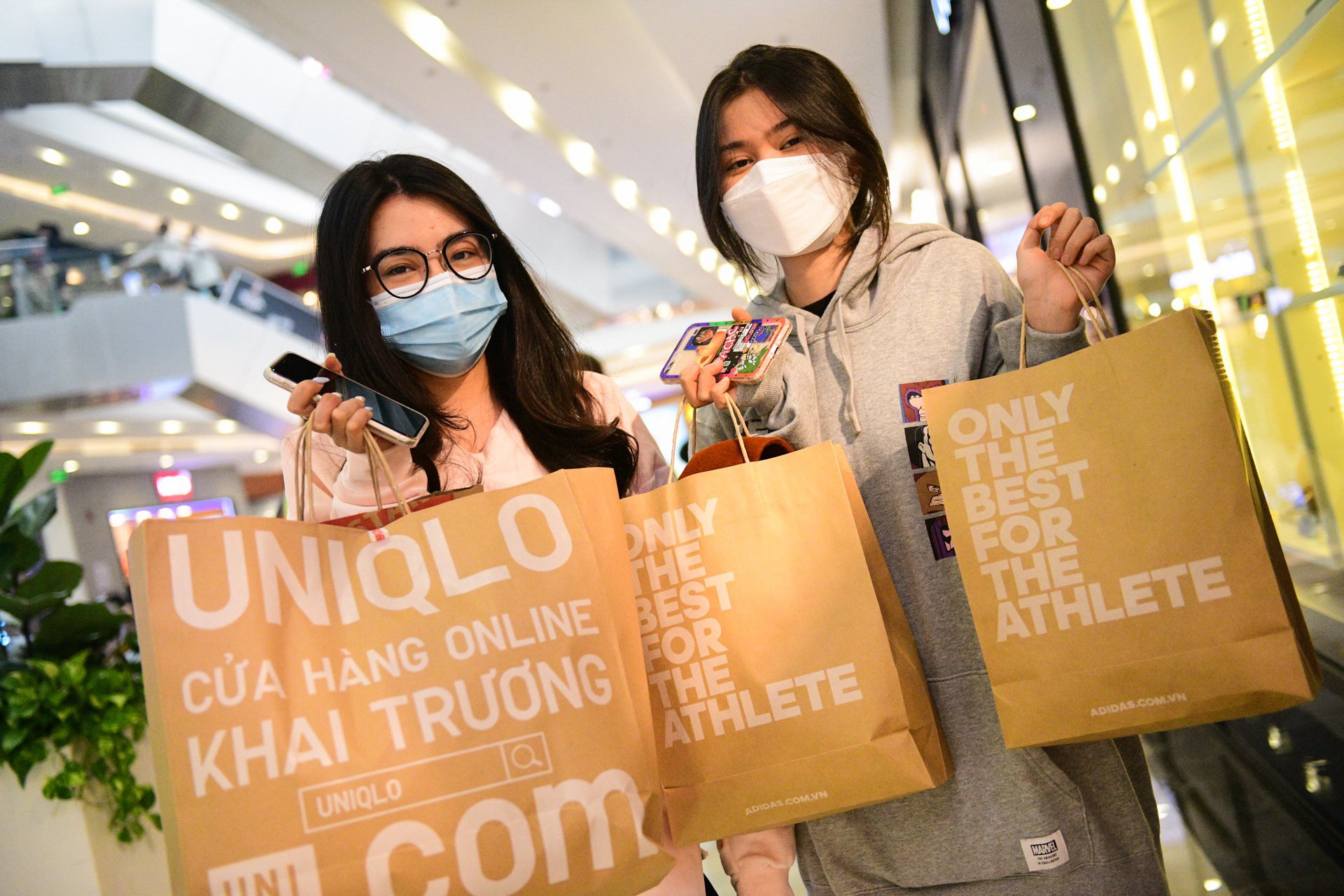 Chi em gai bo 7 trieu dong mua quan ao giam gia dem Black Friday hinh anh