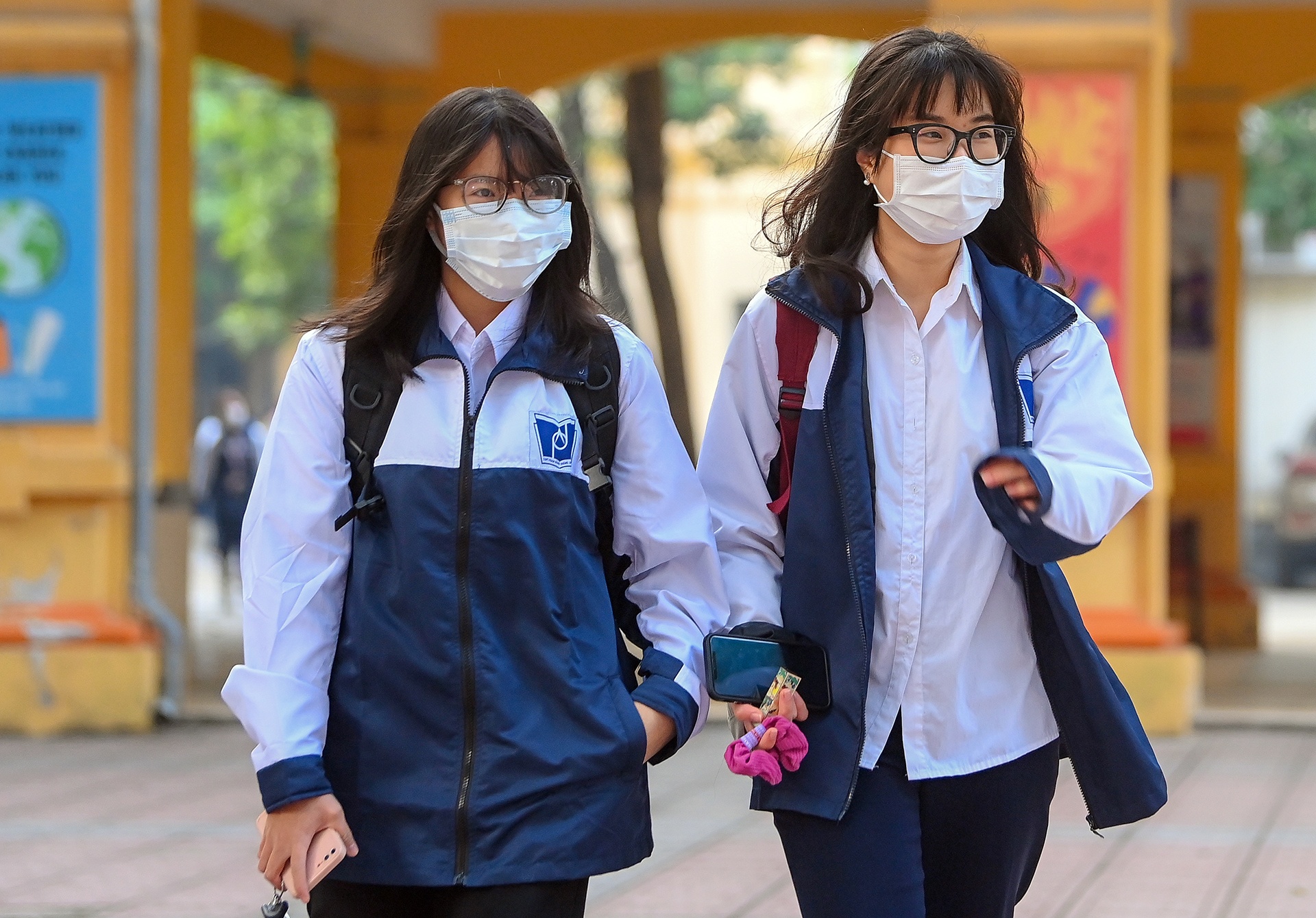 Hoc sinh lop 12 o trung tam Ha Noi trong ngay dau tro lai truong hinh anh