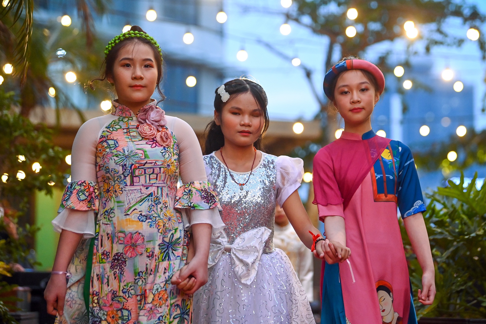 Mau nhi mac ung thu, sai buoc tu tin tren san catwalk hinh anh