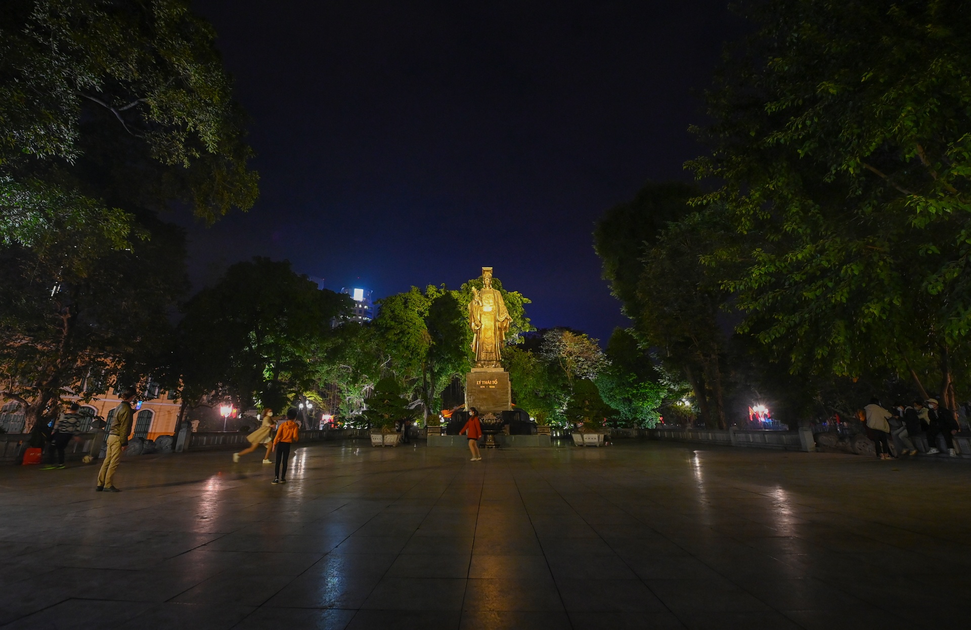 Giao thua vang ve o Ha Noi anh 5