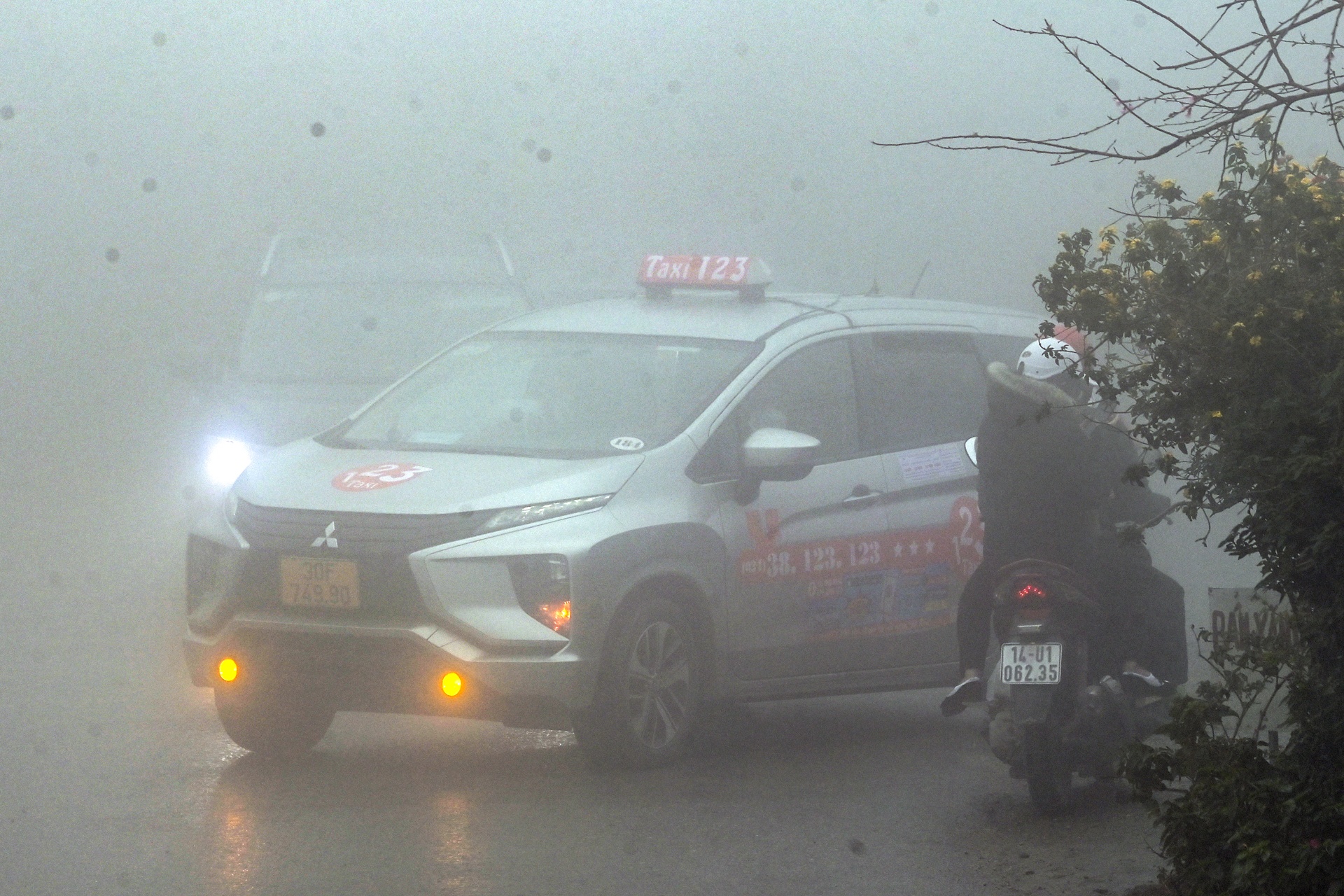 Du khach quen deo khau trang o Tam Dao anh 9