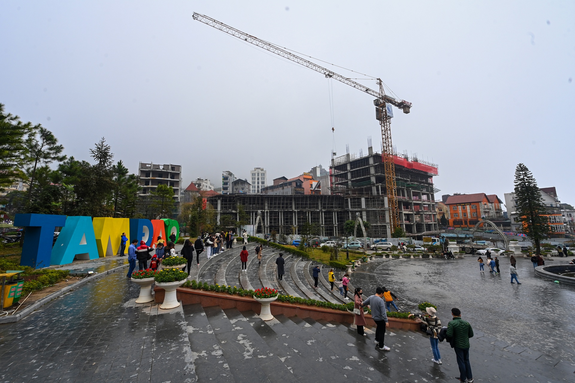 Du khach quen deo khau trang o Tam Dao anh 1