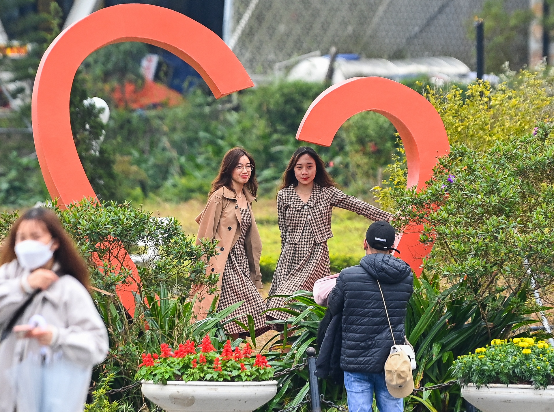 Du khach quen deo khau trang o Tam Dao anh 2