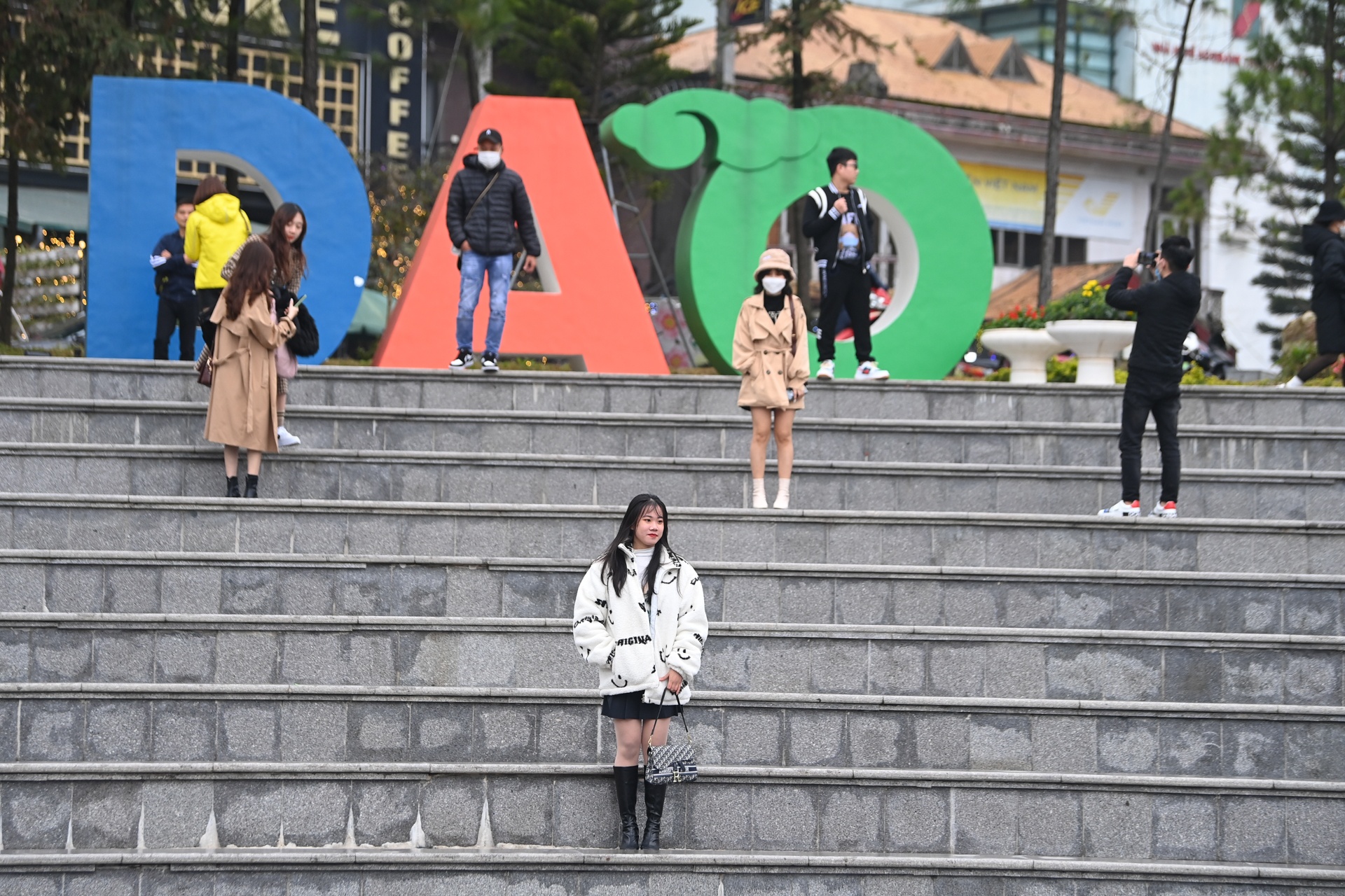 Du khach quen deo khau trang o Tam Dao anh 3