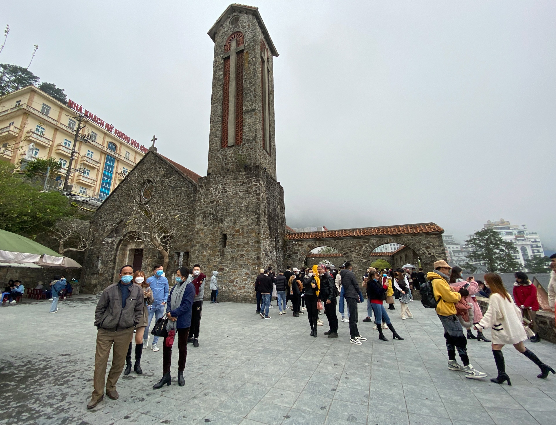 Du khach quen deo khau trang o Tam Dao anh 4