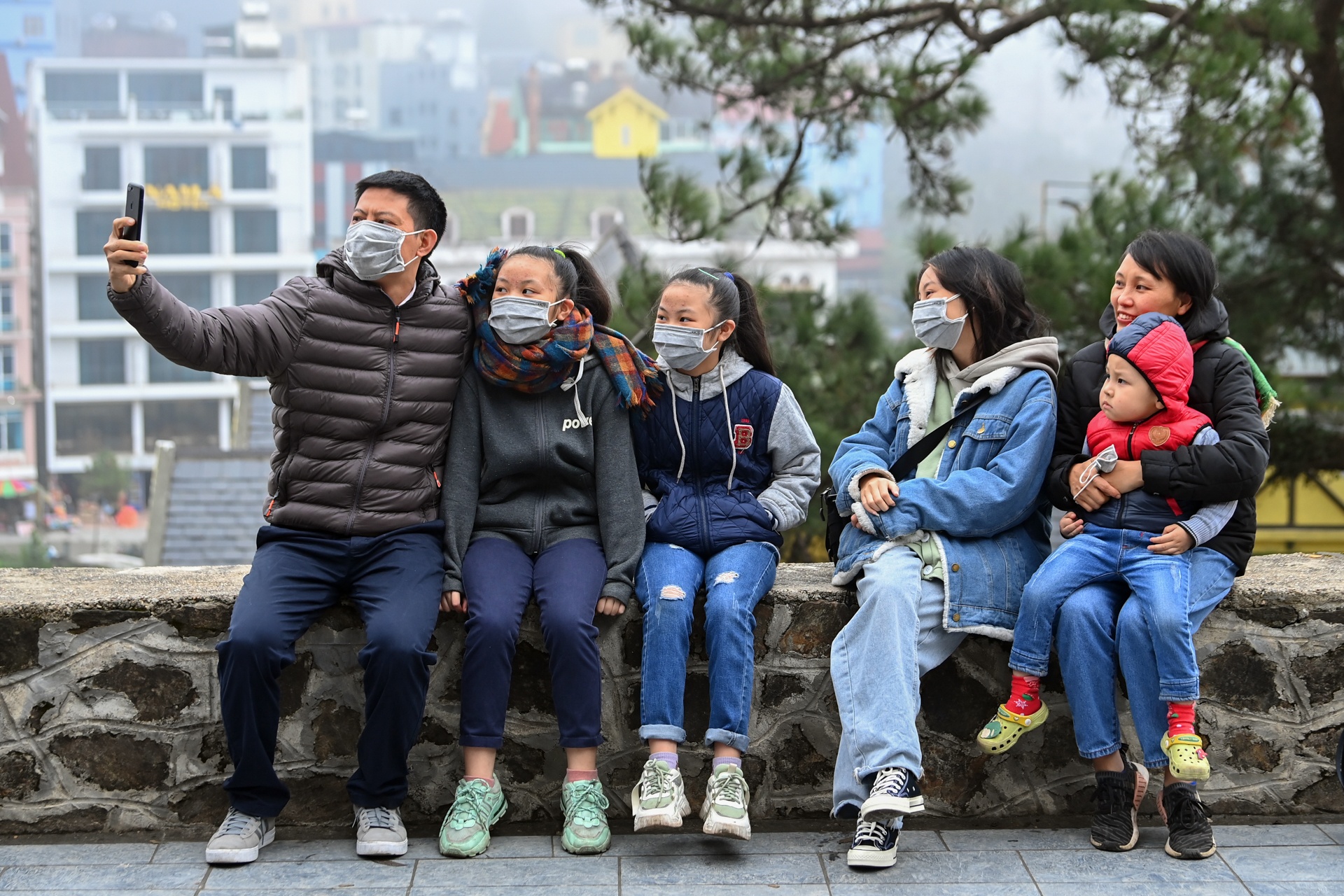 Du khach quen deo khau trang o Tam Dao anh 5