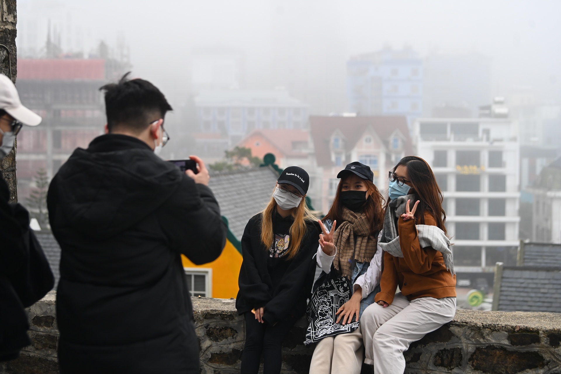 Du khach quen deo khau trang o Tam Dao anh 6