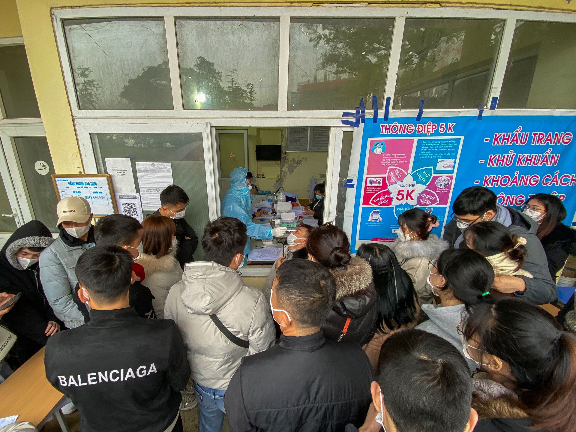 Du khach quen deo khau trang o Tam Dao anh 7