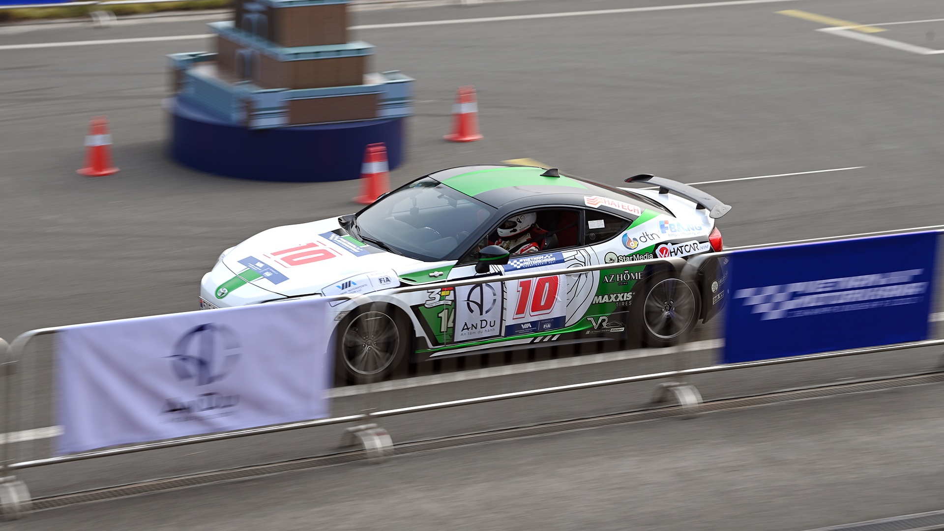 Nu van dong vien chinh phuc duong dua anh 28