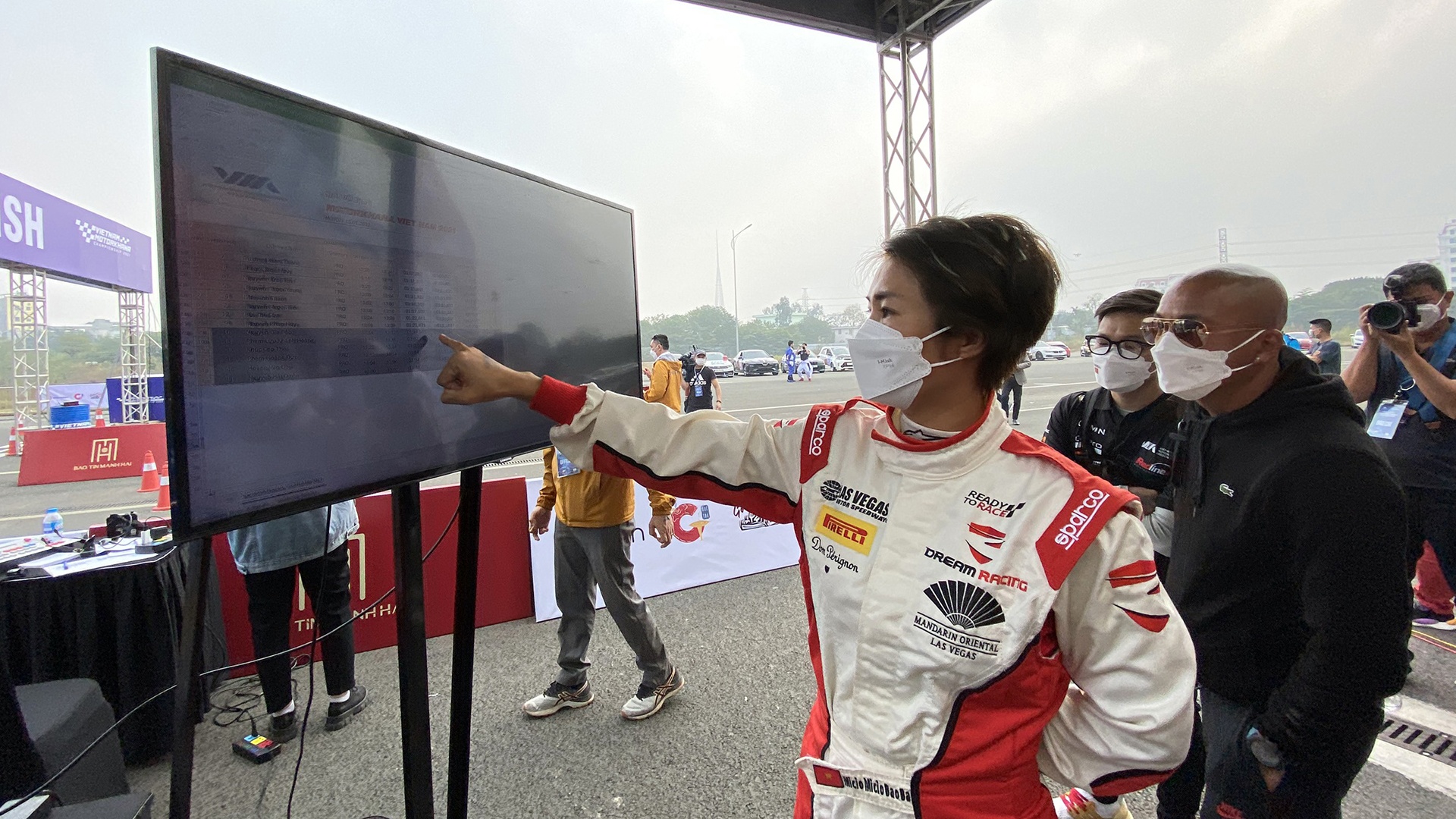 Nu van dong vien chinh phuc duong dua anh 30