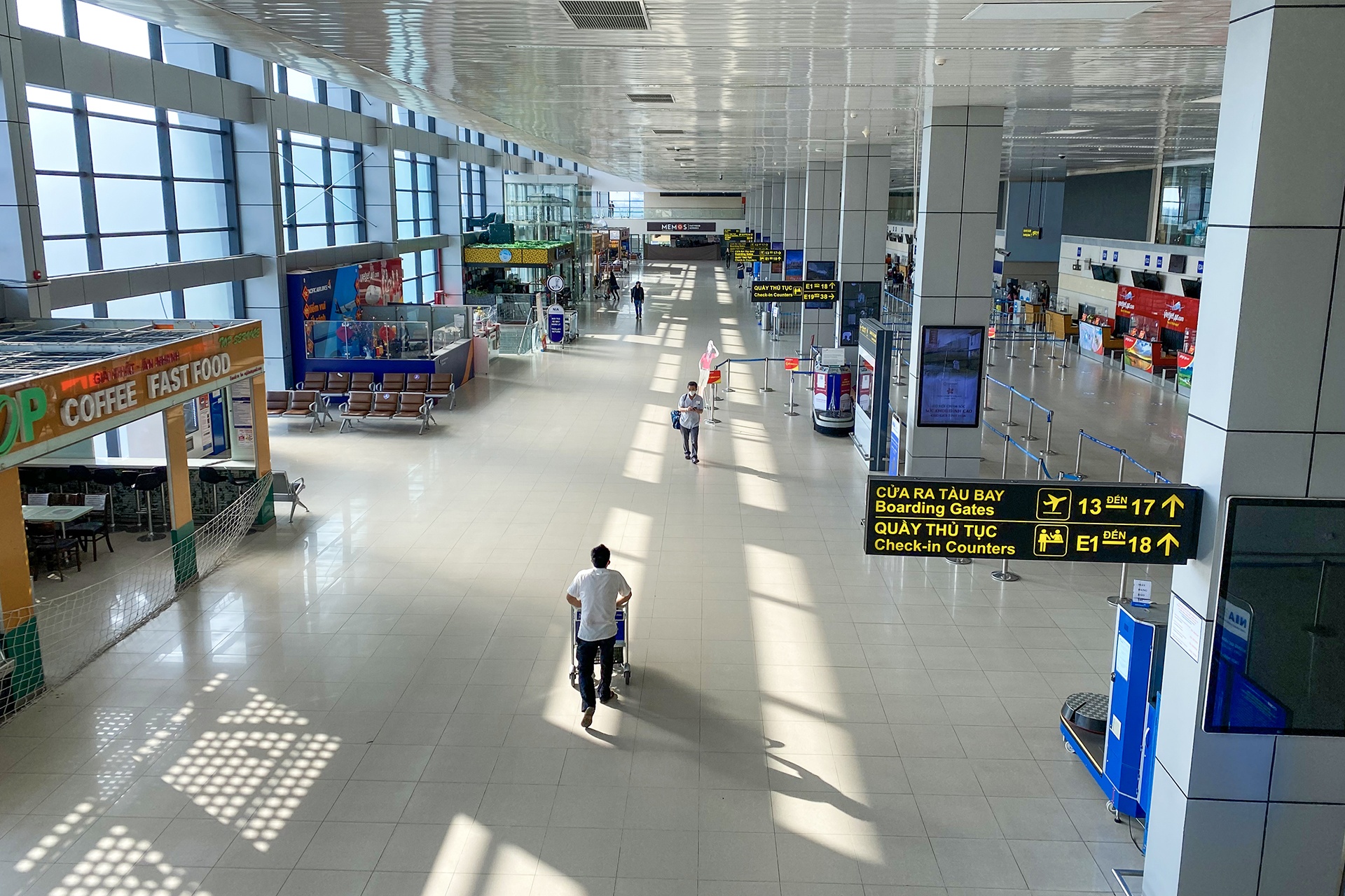 Chuyen bay rong don khach ve que an Tet anh 8