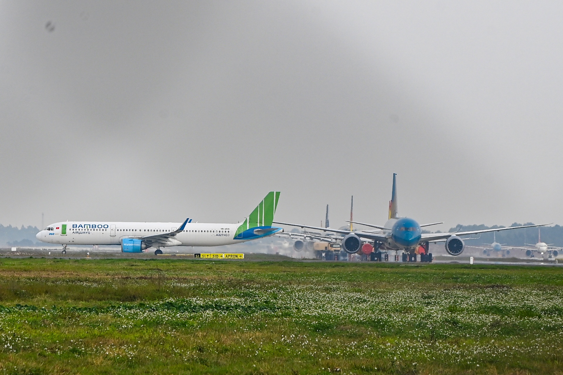 Chuyen bay rong don khach ve que an Tet anh 1