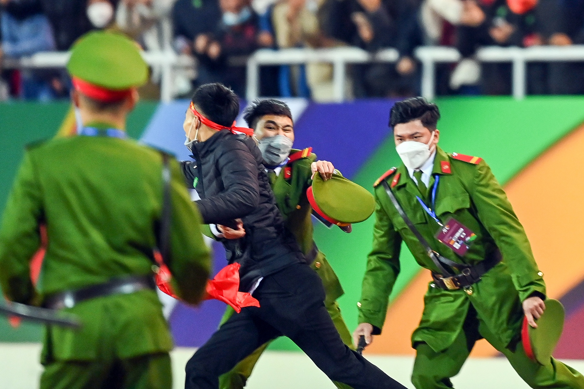 Lao xuong san sau tran dau, hai thanh nien bi canh sat tran ap hinh anh