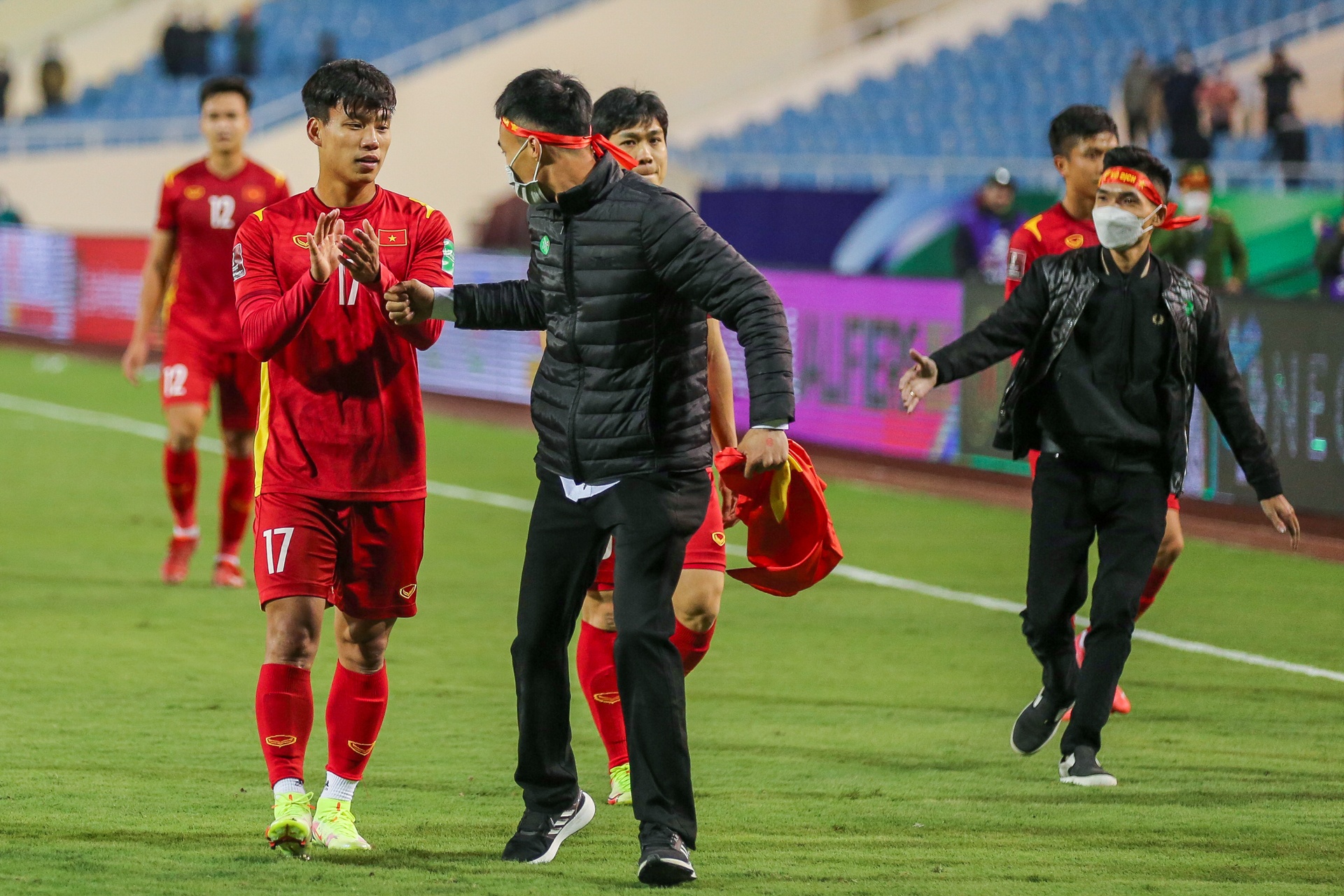 Co dong vien qua khich lao vao san anh 2