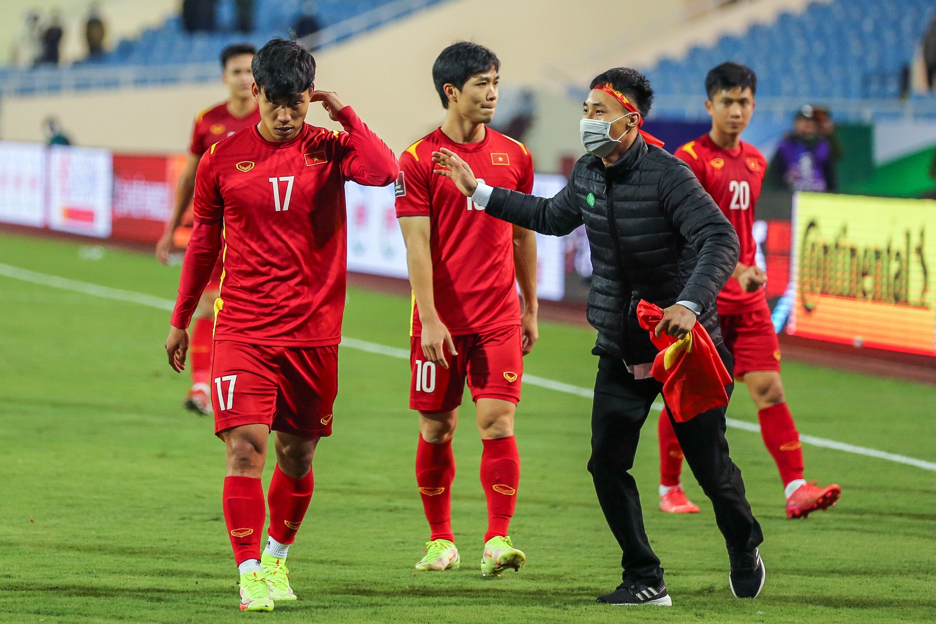 Co dong vien qua khich lao vao san anh 3