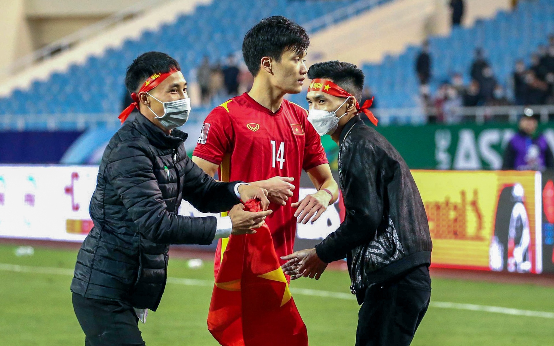 Co dong vien qua khich lao vao san anh 4