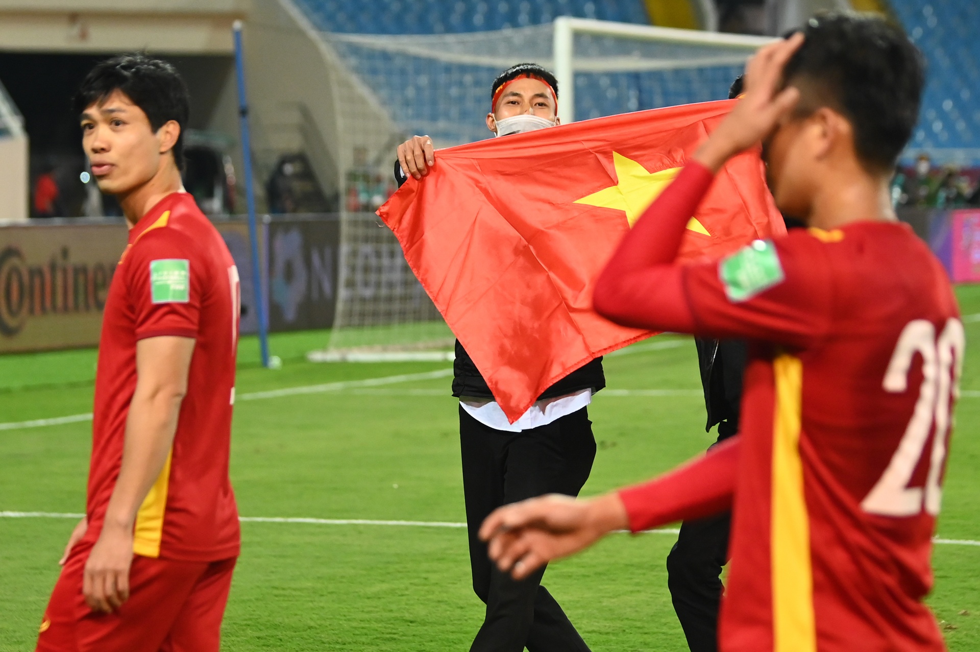 Co dong vien qua khich lao vao san anh 5