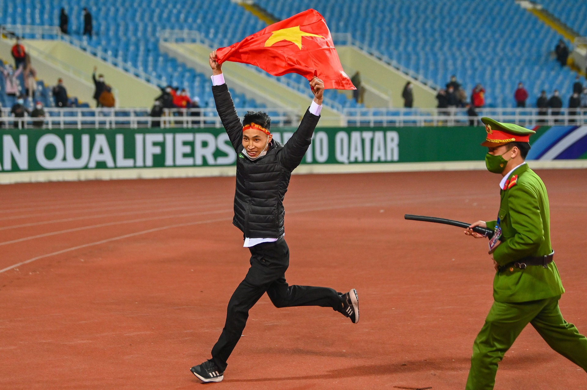 Co dong vien qua khich lao vao san anh 6