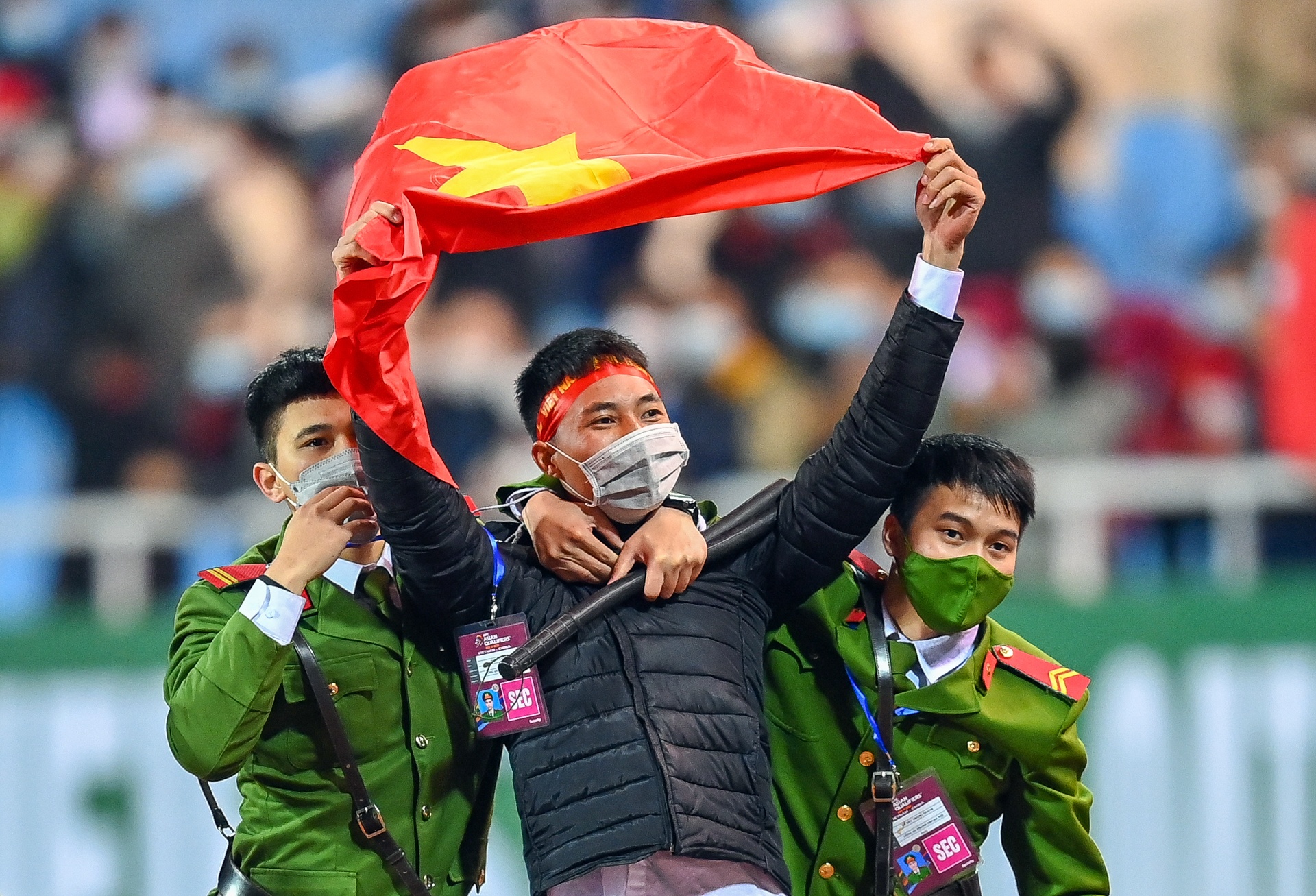 Co dong vien qua khich lao vao san anh 8