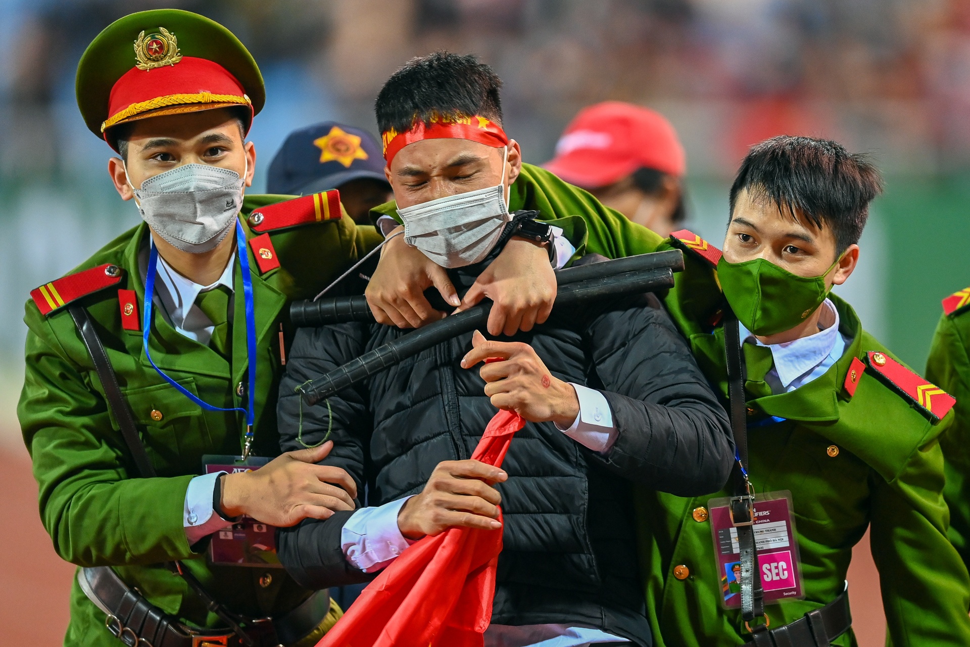 Co dong vien qua khich lao vao san anh 9