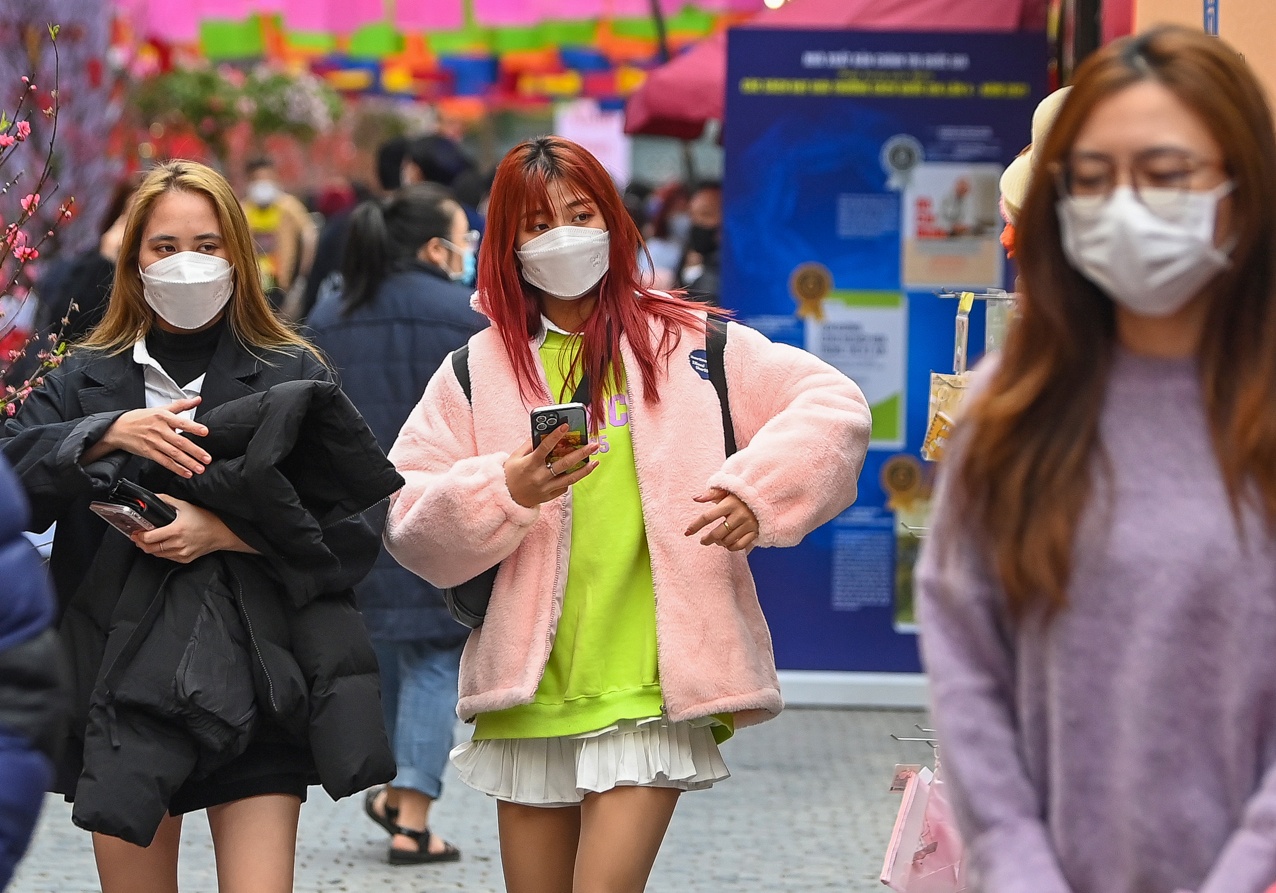 Nhieu ban tre tham quan pho sach xuan Nham Dan 2022 hinh anh