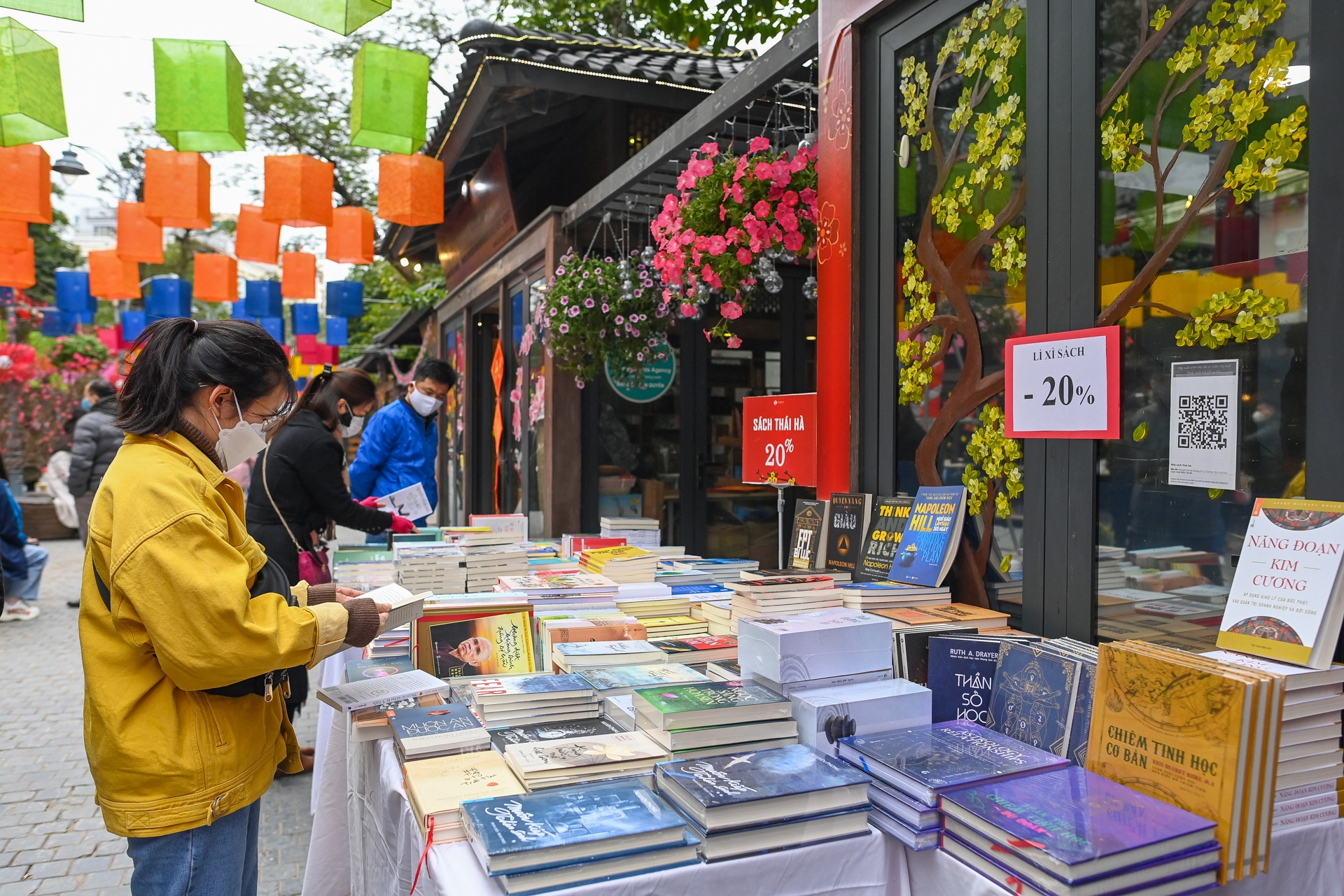 Pho sach xuan Nham Dan 2022 anh 10