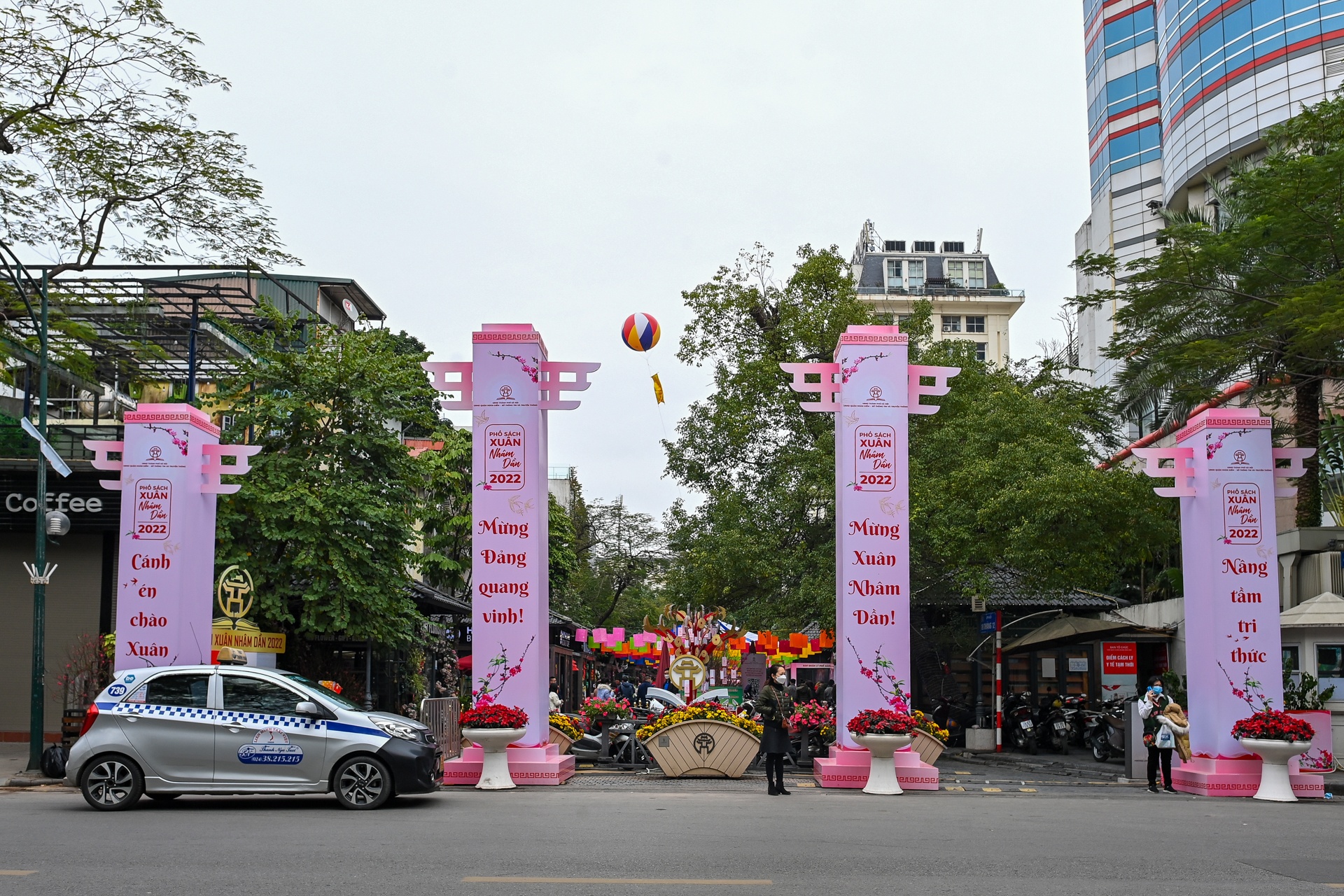 Pho sach xuan Nham Dan 2022 anh 1