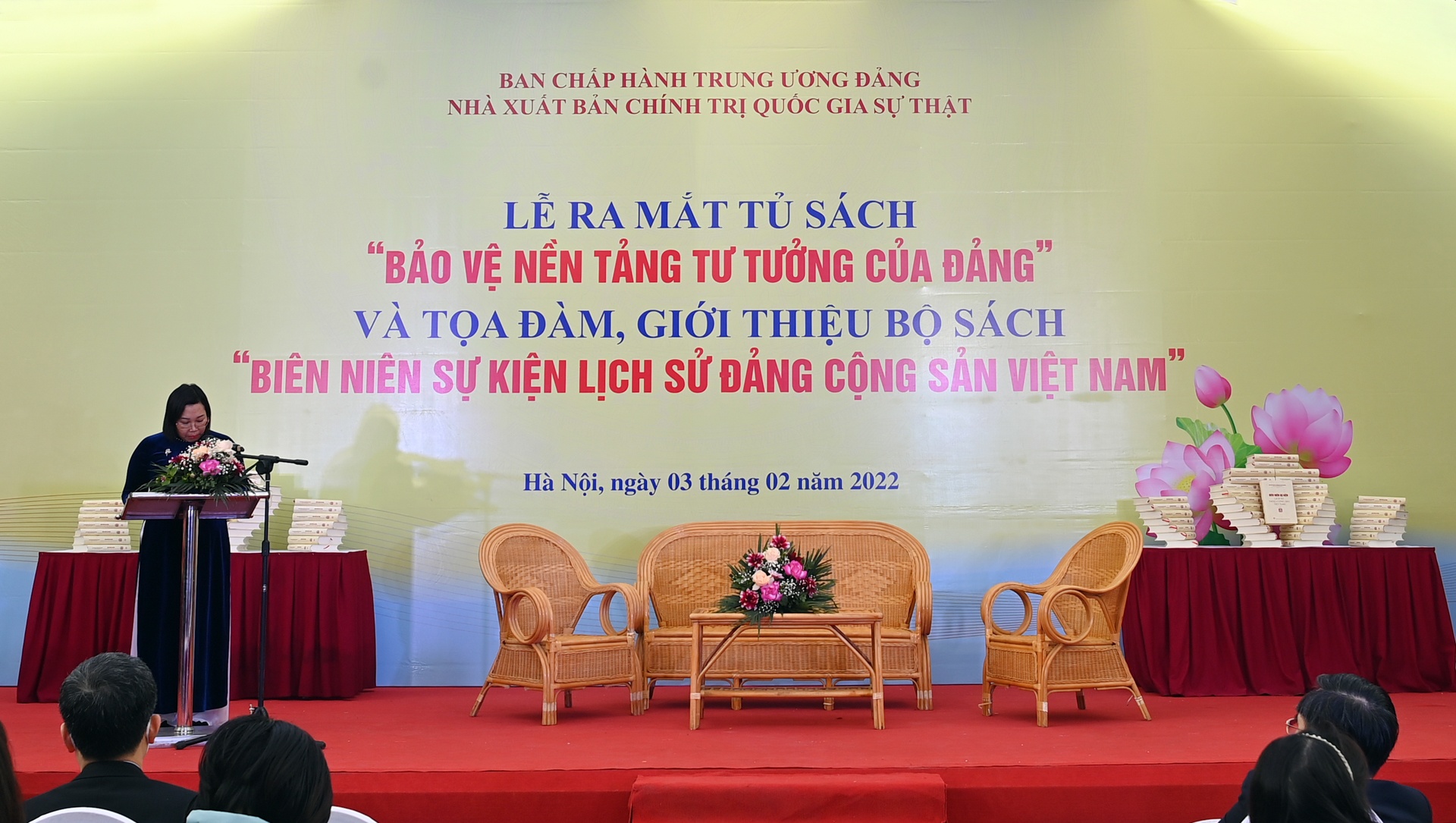 Pho sach xuan Nham Dan 2022 anh 3