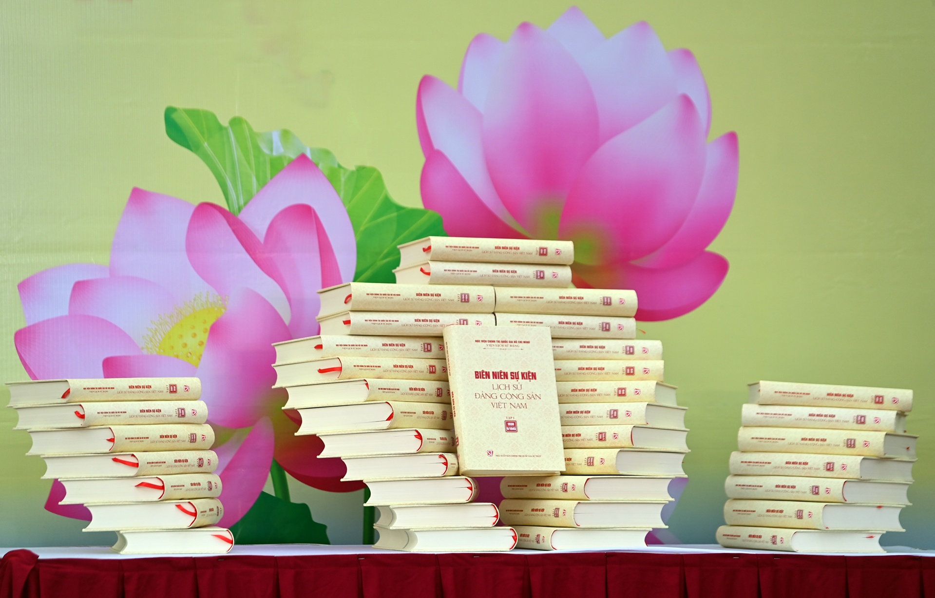 Pho sach xuan Nham Dan 2022 anh 4