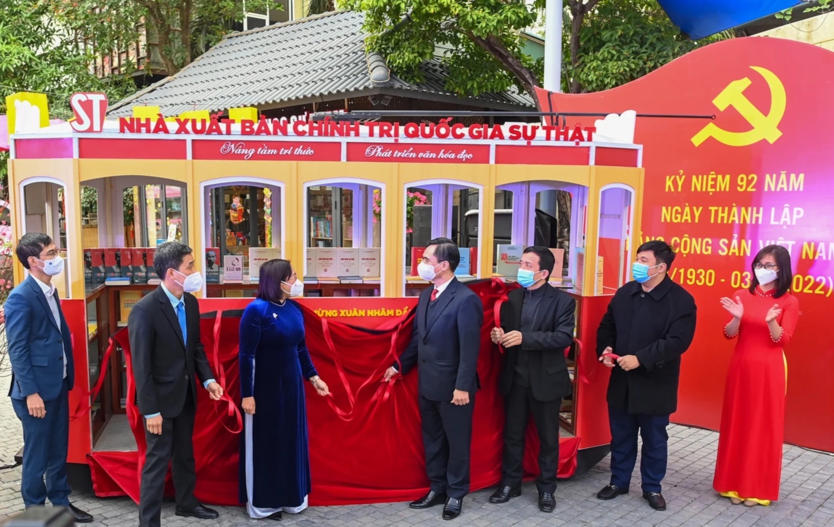 Pho sach xuan Nham Dan 2022 anh 5