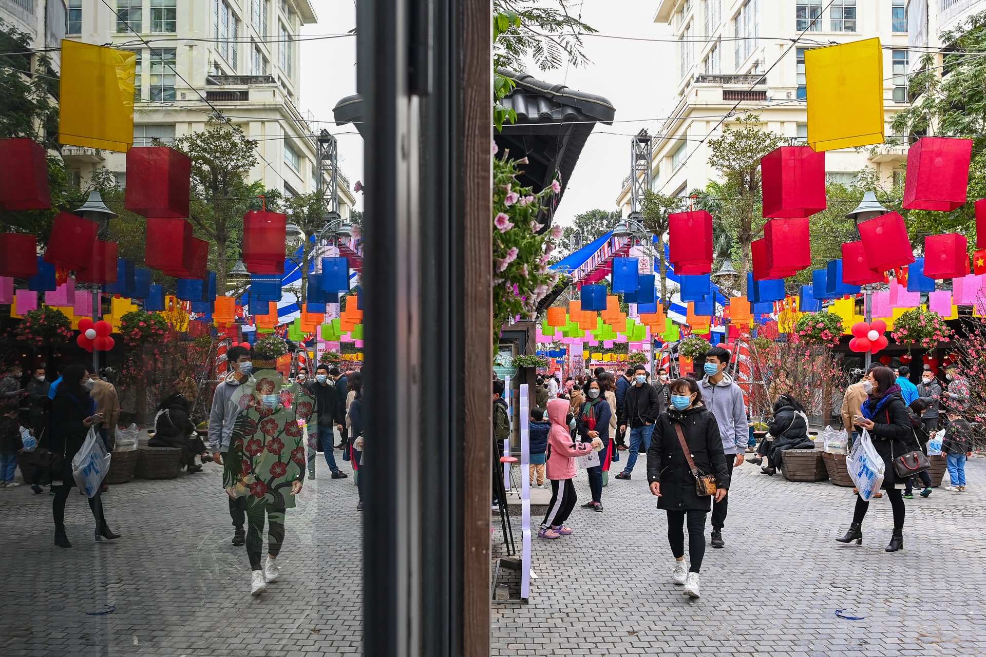 Pho sach xuan Nham Dan 2022 anh 6