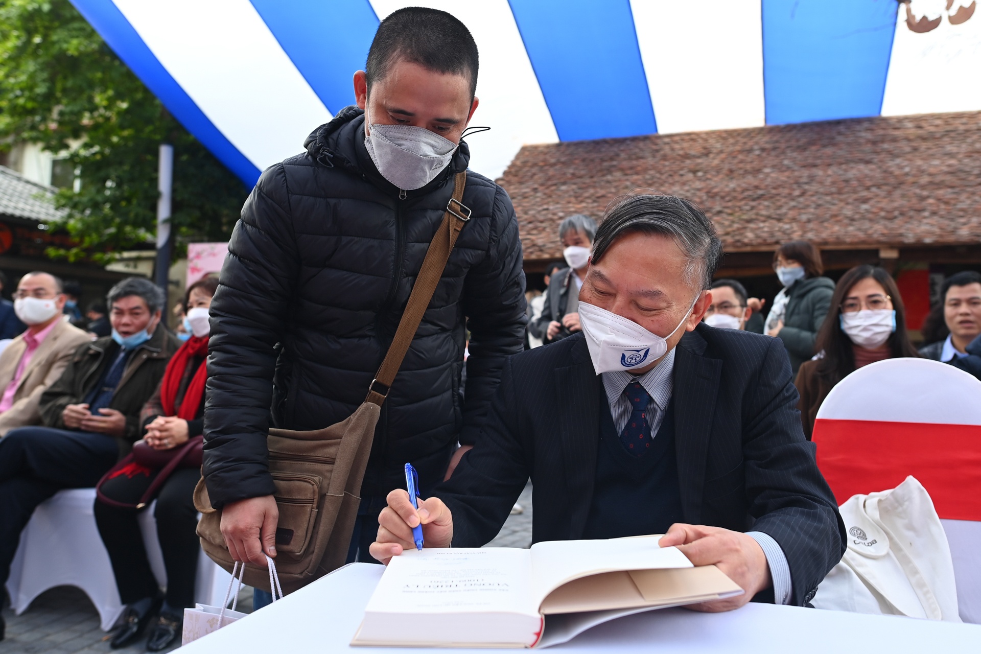 Ra mat sach Vuong Trieu Ly anh 3