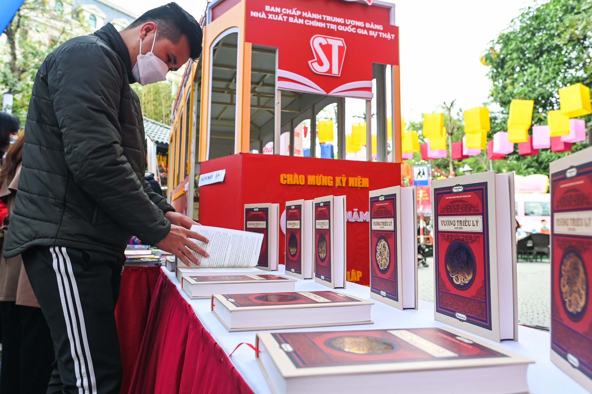 Ra mat sach Vuong Trieu Ly anh 4