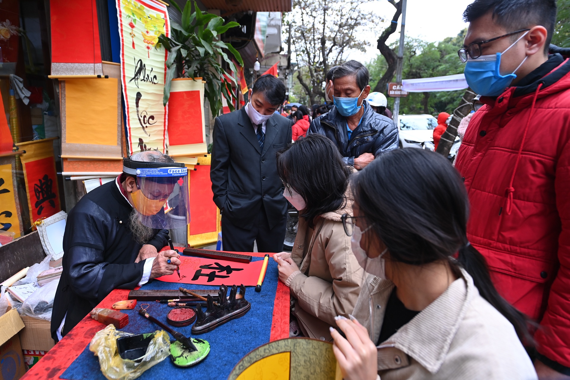 Ong do cho chu dip dau nam anh 6