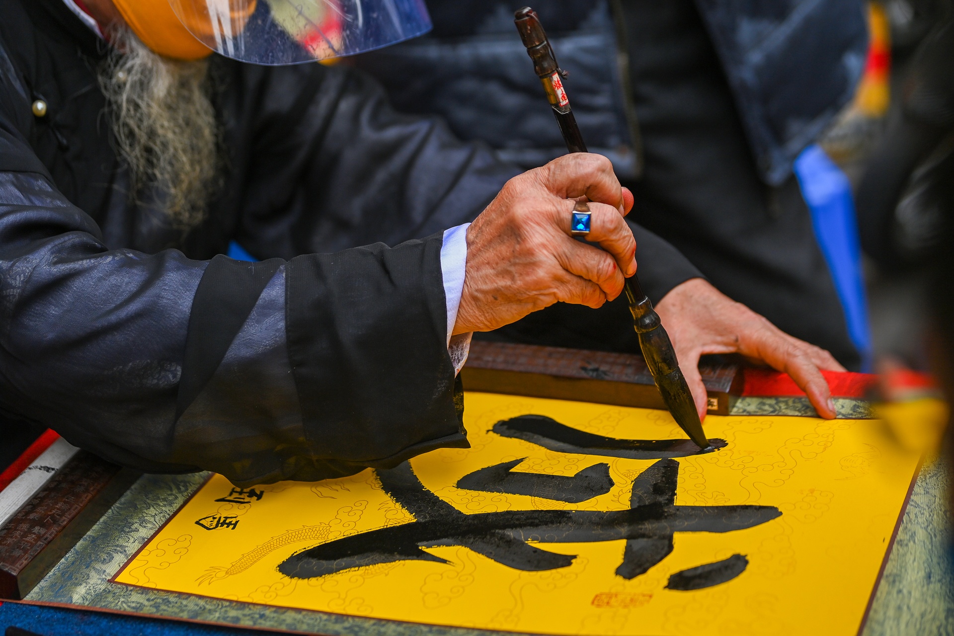 Ong do cho chu dip dau nam anh 9