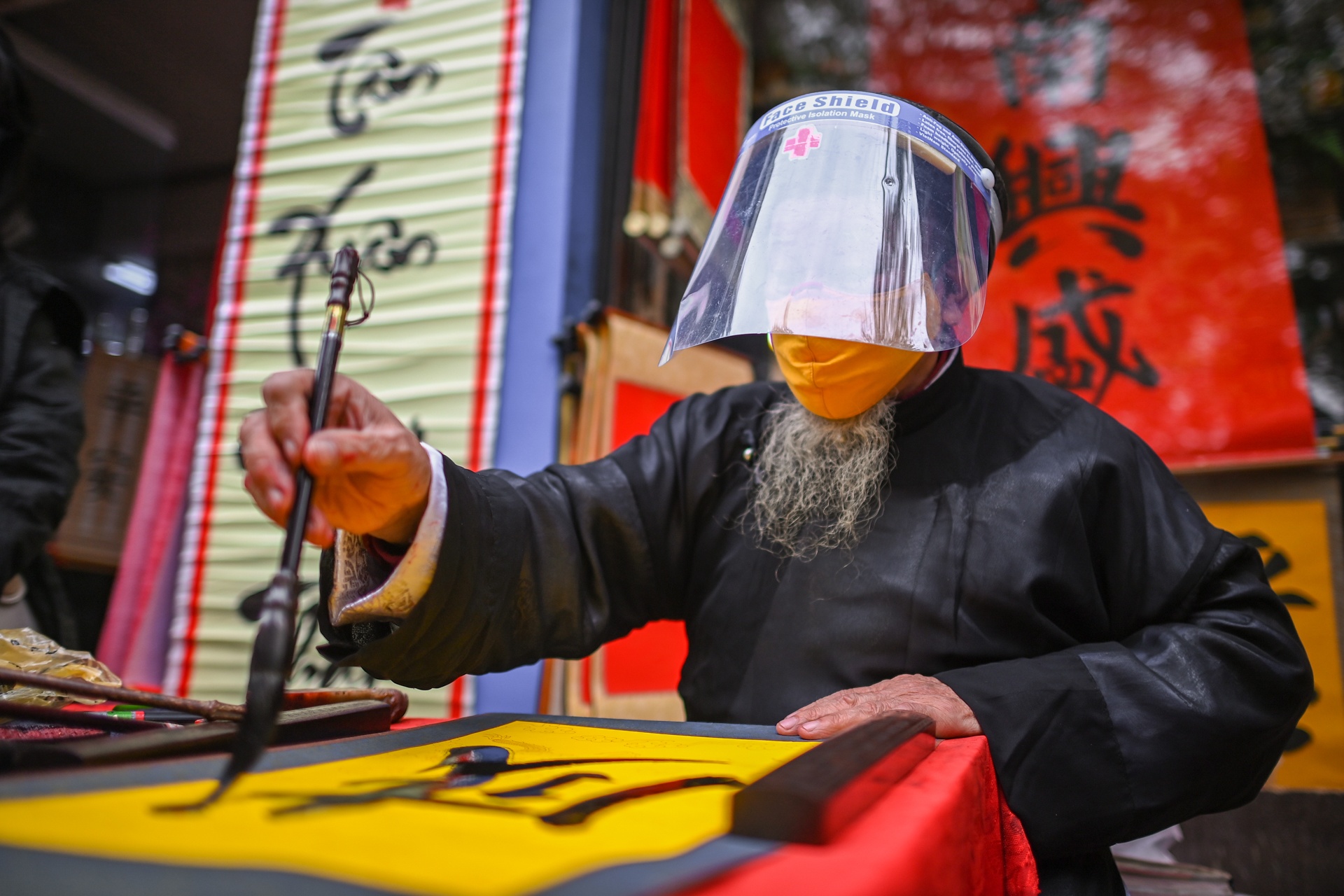 Ong do deo kinh chong giot ban, cho chu dau nam hinh anh