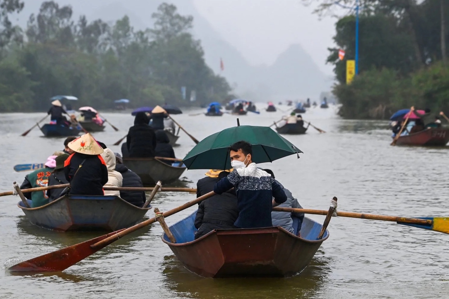 Ban ve som, hang nghin du khach do ve chua Huong dip dau nam hinh anh