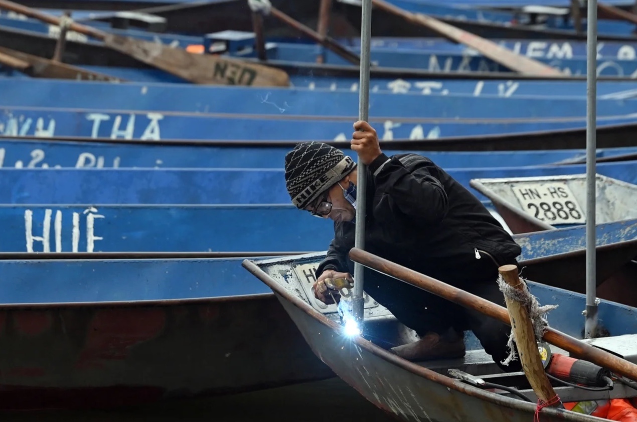 Nguoi dan tat bat chuan bi hang quan don du khach tro lai Chua Huong hinh anh