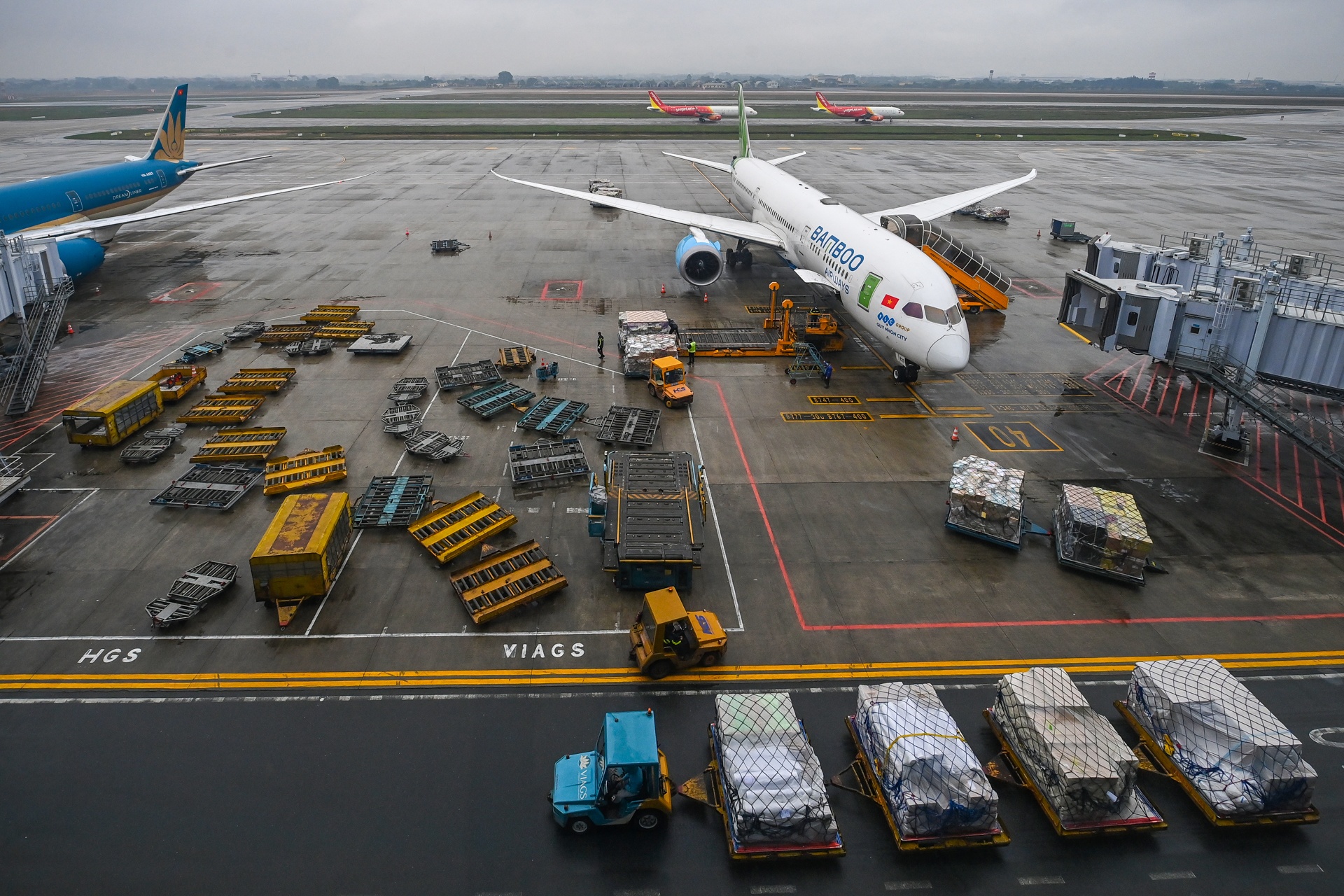 San bay Noi Bai vang khach anh 11