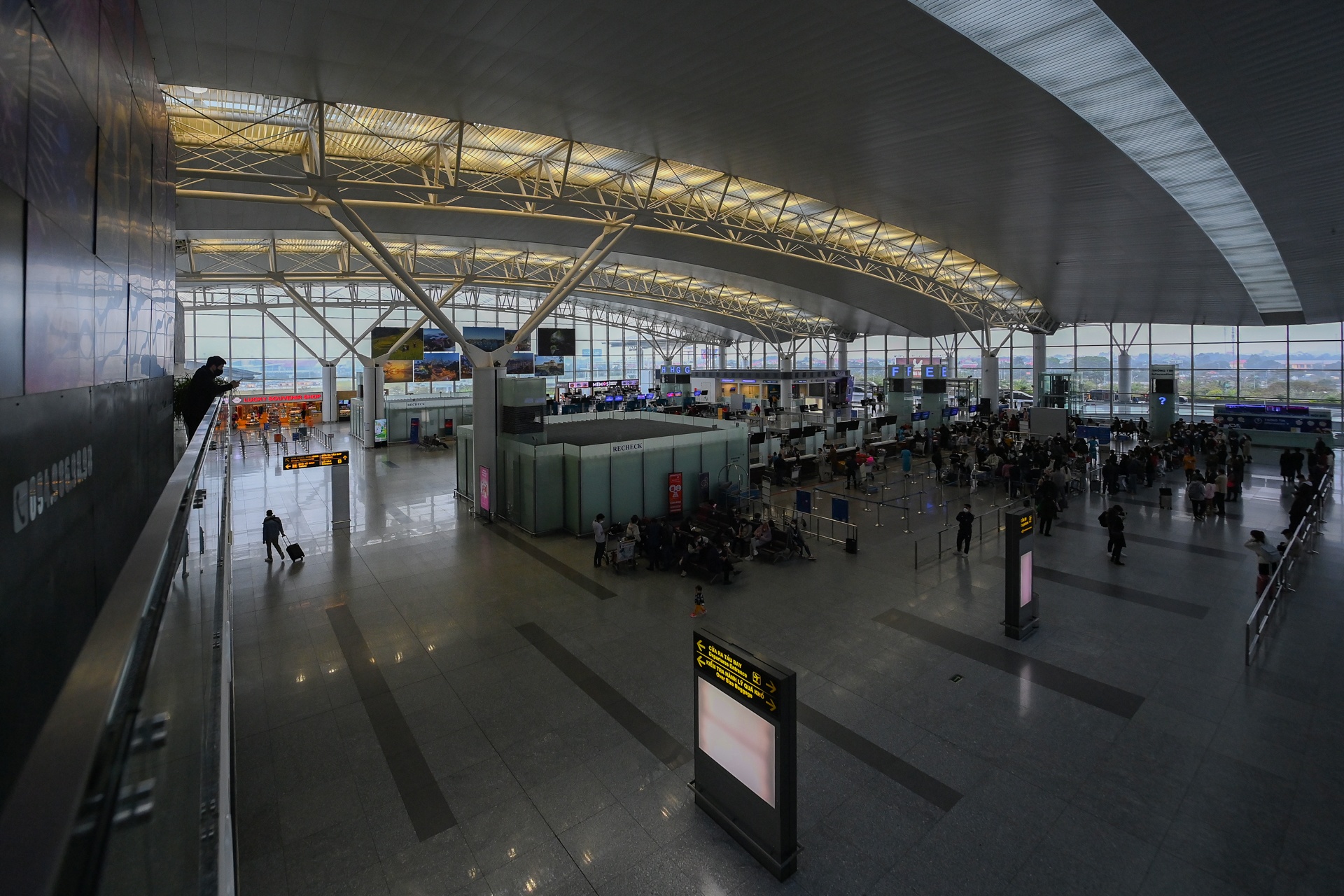 San bay Noi Bai vang khach anh 1