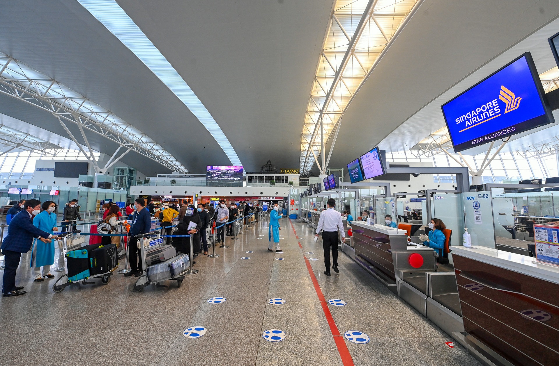 San bay Noi Bai vang khach anh 2