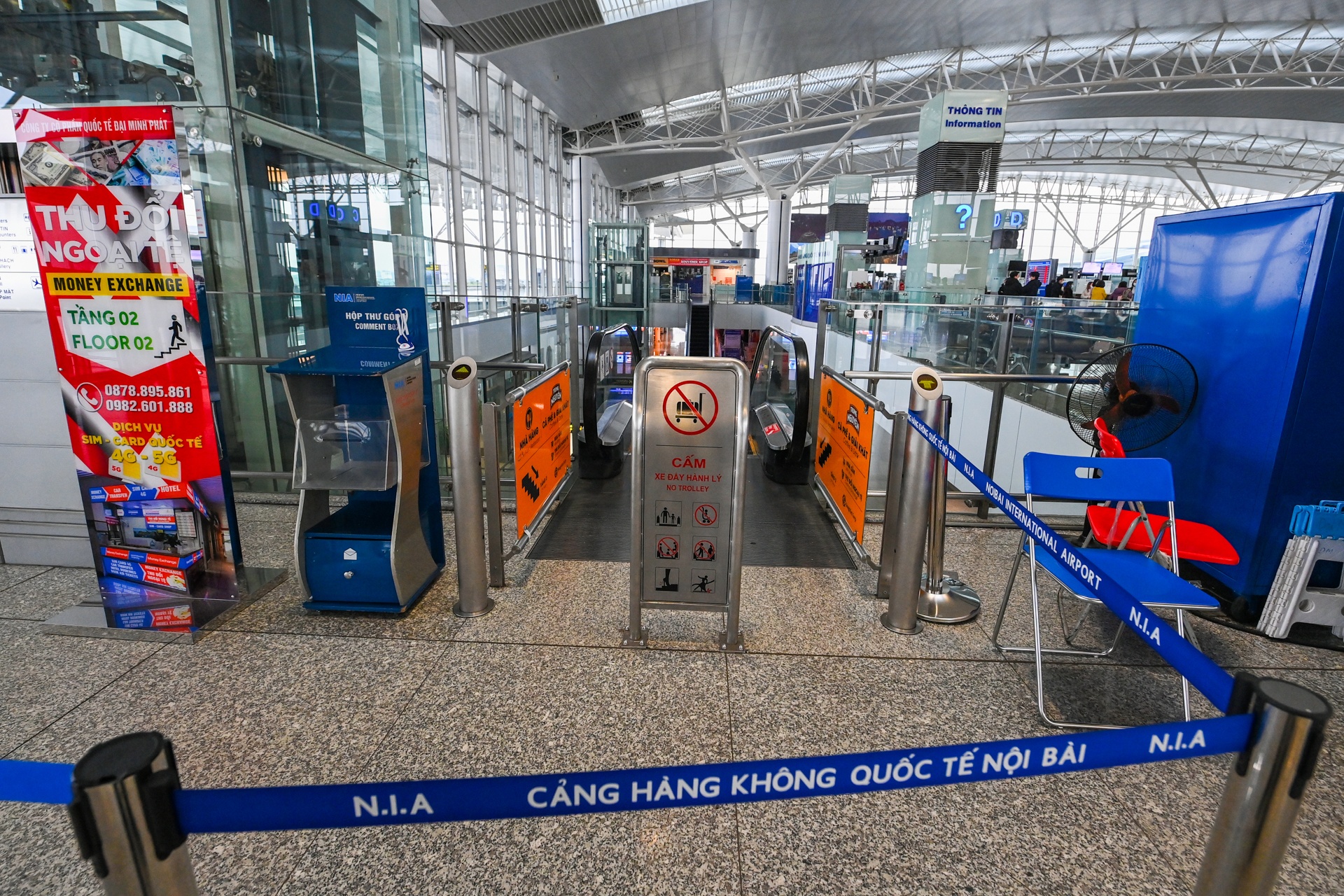 San bay Noi Bai vang khach anh 5