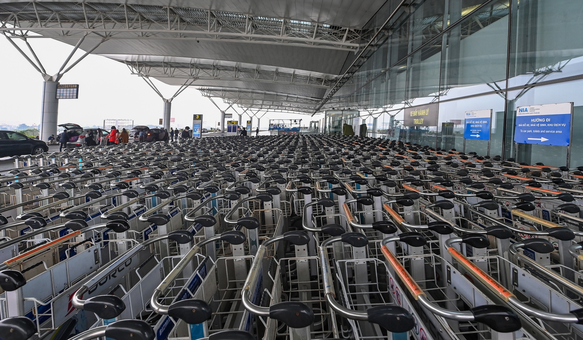 San bay Noi Bai vang khach anh 6
