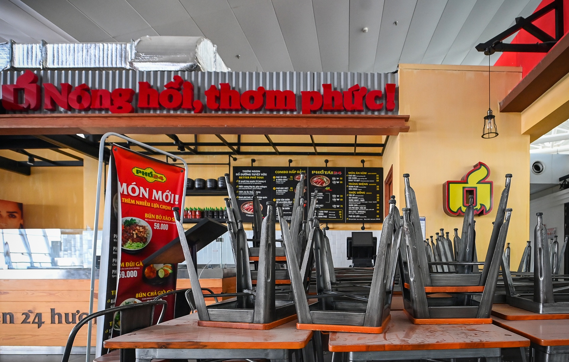 San bay Noi Bai vang khach anh 7