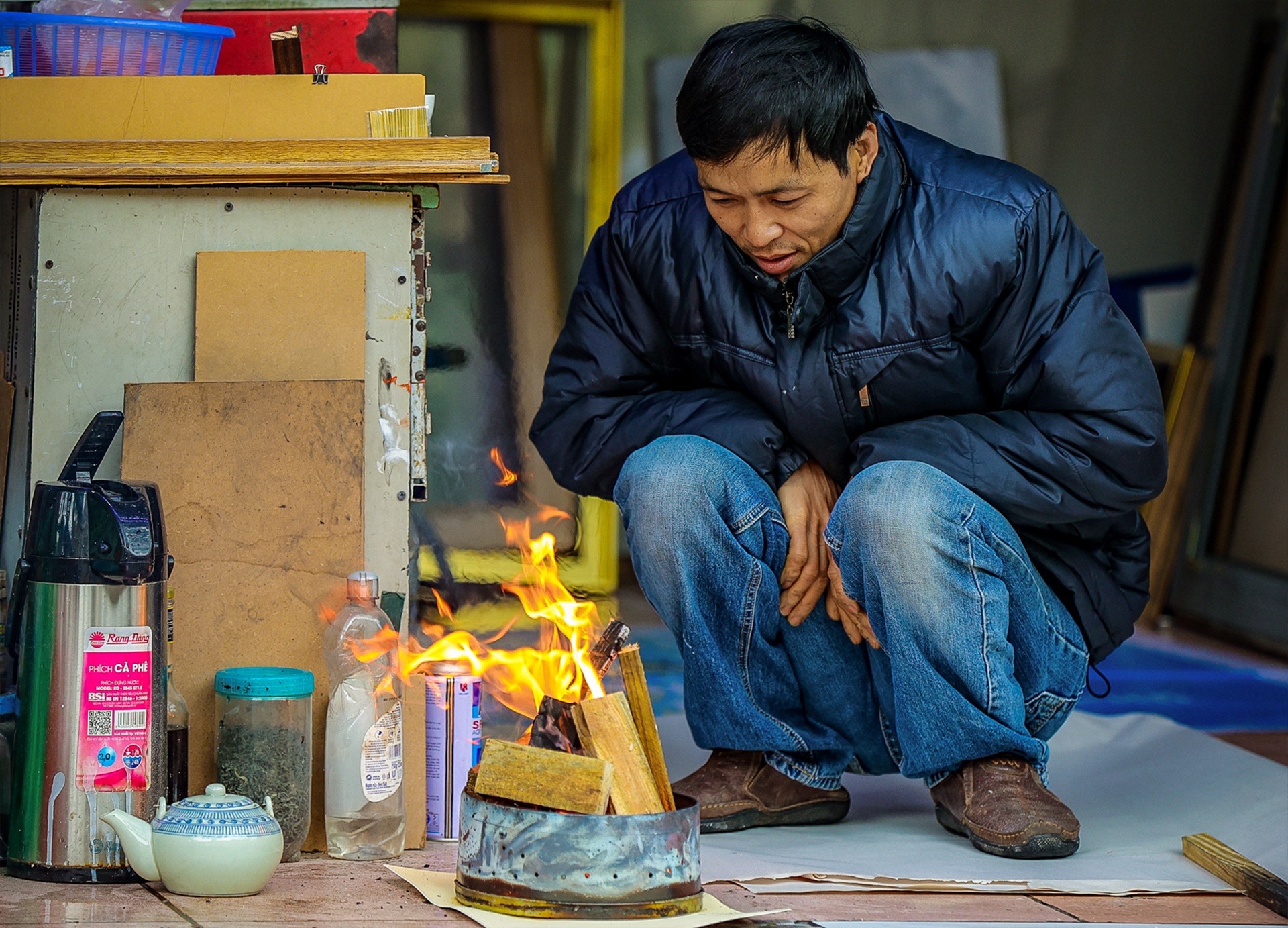 Nguoi dan dot lua suoi am khi Ha Noi lanh 8 do C hinh anh