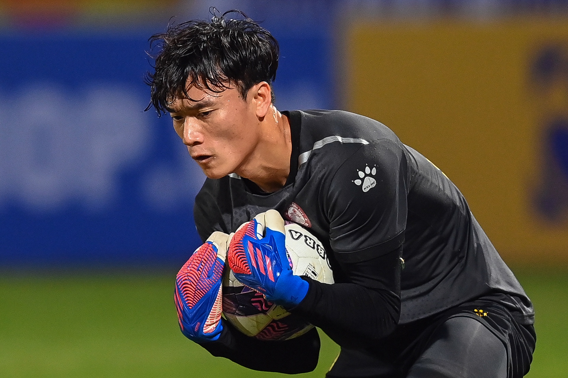 Bui Tien Dung xuat than cuu thua trong tran hiem hoi bat chinh hinh anh