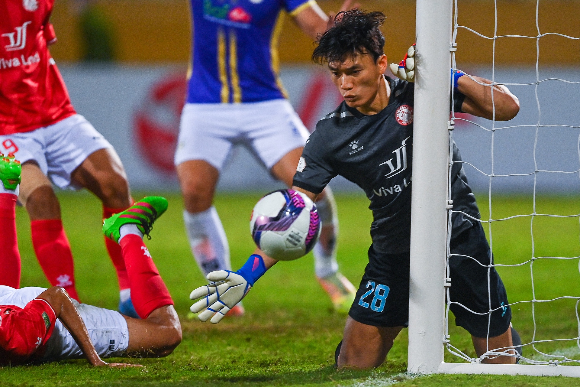 CLB Ha Noi hoa tren san Hang Day anh 9
